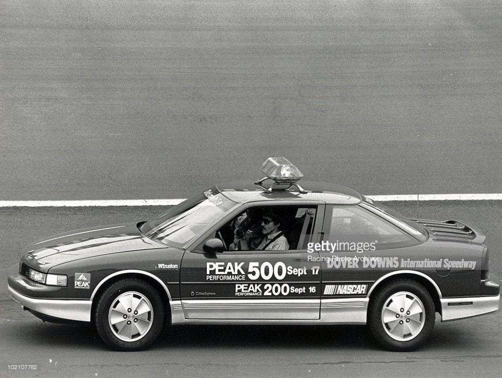 richard-petty-races-the-pace-car-around-dover-downs-international-picture-id102107762.jpg